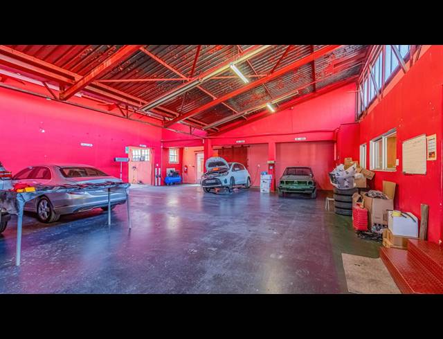 1,963M² FACTORY FOR SALE IN BOOYSENS